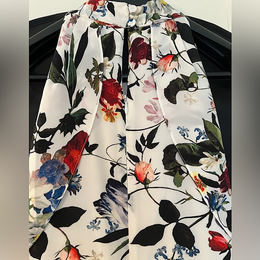 ERDEM 100% SILK "ELIN" COLD SHOULDER TIE NECK FLORAL BLOUSE! FULLY LINED
Size 6